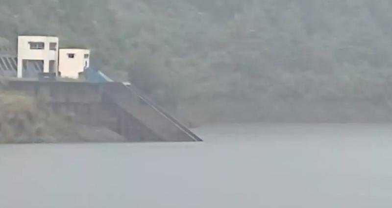 निरन्तर वर्षाका कारण कुलेखानी जलाशयमा पानीको सतह खतराको नजिक